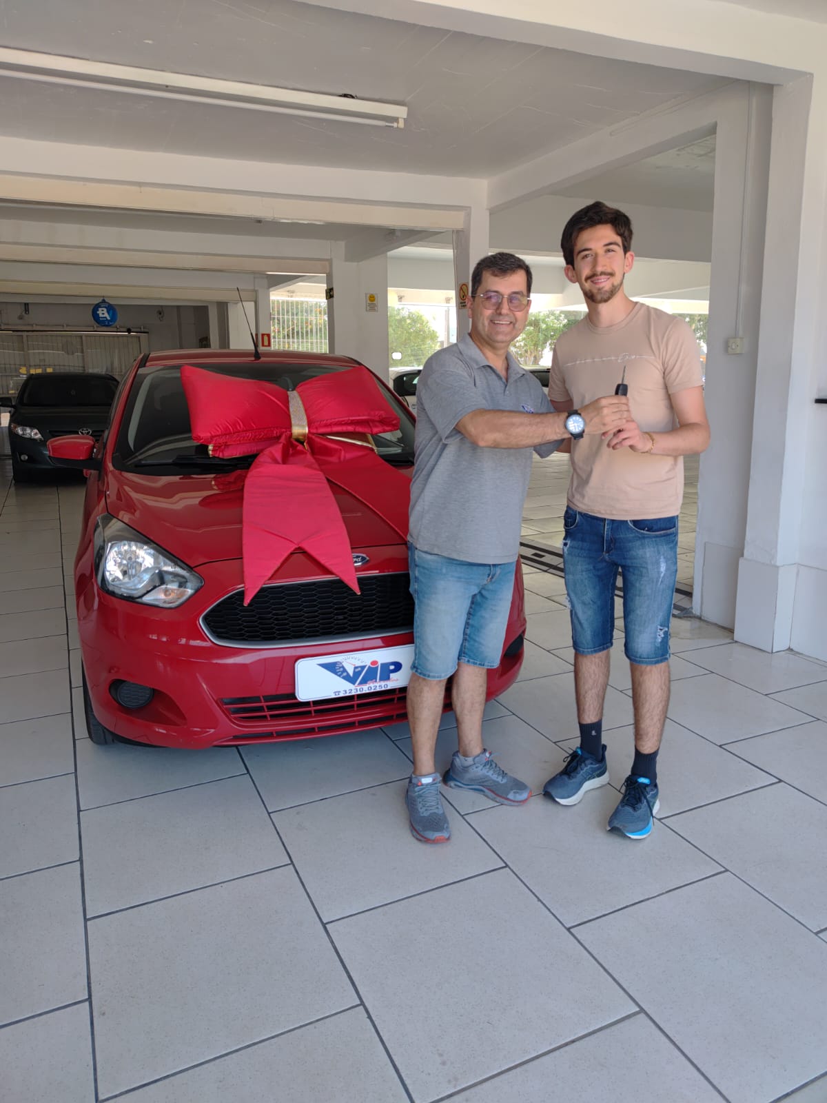 Entrega de chaves - Cliente satisfeito VipVeículos